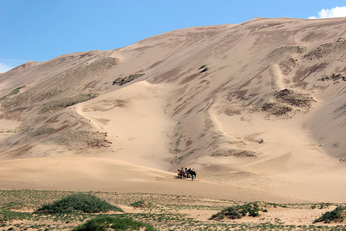 Khongor sand dune